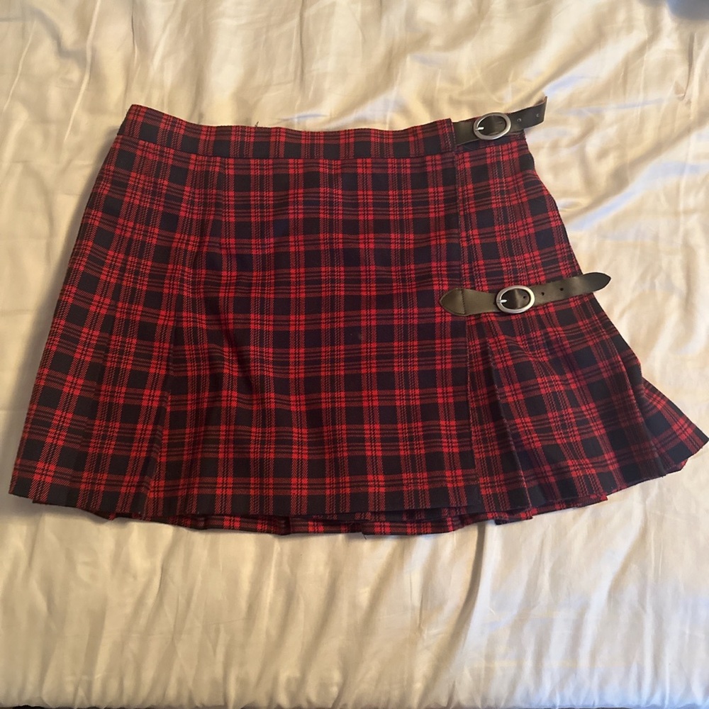 brandy melville sof low waisted mini skirt in red/navy plaid